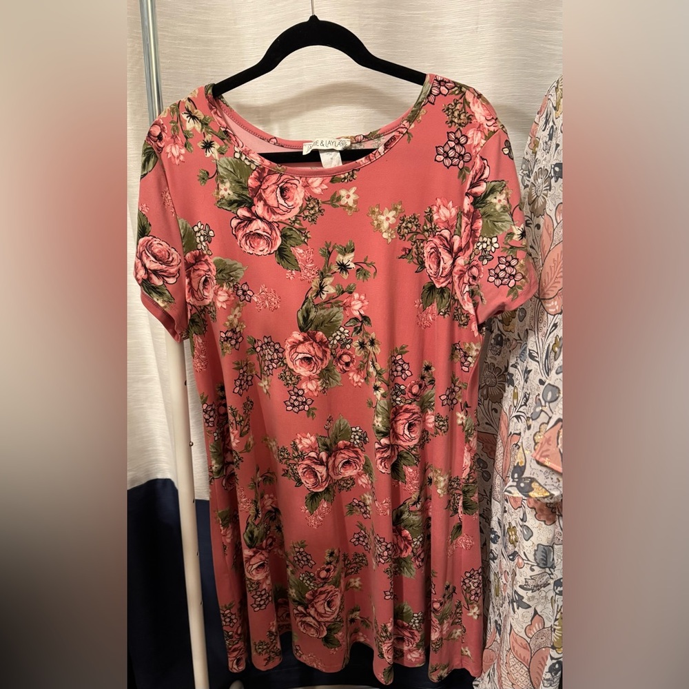 Short sleeve dress, pink with roses.